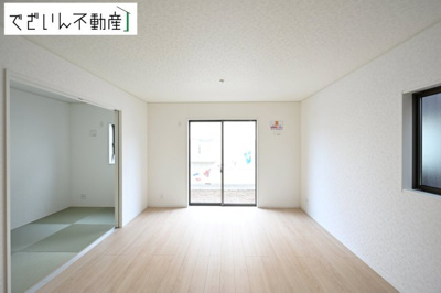 【居間・リビング】 | CRADLE GARDEN加須市南町第3　新築住宅 | 空気感という居心地の良いＢＧＭは、暮らしのステージを彩り、心のやすらぎと満足感を与えてくれます。通風と採光を考慮した設計は地域の鼓動を感じ、お寛ぎ頂くことが可能です。
現地(2026年7月撮影)