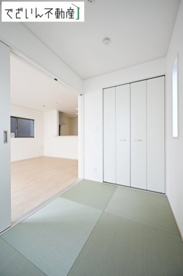 【和室】 | CRADLE GARDEN加須市南町第3　新築住宅 | 時にはリビングのフローリングやソファではなく、ゆったりと畳の上で過ごしたいものです。陽光が照らし出す畳が美しい和室です。
現地(2026年7月撮影)