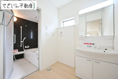 【独立洗面台】 | CRADLE GARDEN加須市南町第3　新築住宅 | ≪2号棟≫朝の支度も家族並んでスムーズに。洗面台の広さと収納力が、忙しい毎日を支えてくれます。
現地(2026年7月撮影)