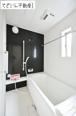 【浴室】 | CRADLE GARDEN加須市南町第3　新築住宅 | ≪2号棟≫清潔感のあるバスルームは、忙しい毎日の中でほっと一息つける場所。育児の合間に、心も体もリセットできる大切な時間が生まれます。
現地(2026年7月撮影)