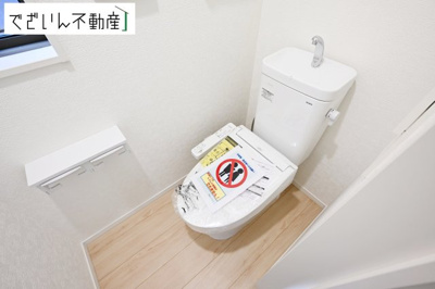 【トイレ】 | CRADLE GARDEN加須市南町第3　新築住宅 | ≪2号棟≫シンプルで清潔感のある空間は、毎日使う場所だからこそ嬉しい。家族みんなが快適に過ごせる工夫が詰まっています。
現地(2026年7月撮影)