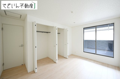 【洋室】 | CRADLE GARDEN加須市南町第3　新築住宅 | ≪2号棟≫夫婦の寝室としても使える落ち着いた居室。育児の合間にほっと一息つける、静かな時間を守ってくれます。
現地(2026年7月撮影)