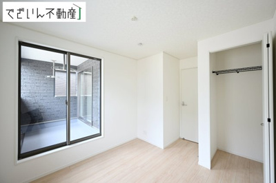 【洋室】 | CRADLE GARDEN加須市南町第3　新築住宅 | ≪2号棟≫センスが求められるプライベート空間だからこそ、自分の個性を飾るにふさわしい癒しと寛ぎの空間を演出します。
現地(2026年7月撮影)