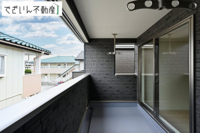 【バルコニー】 | CRADLE GARDEN加須市南町第3　新築住宅 | ≪2号棟≫植物を育てたり、椅子を置いて読書したり。暮らしにちょっとした豊かさを添える空間です。
現地(2026年7月撮影)