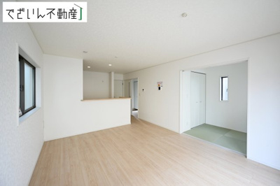 【居間・リビング】 | CRADLE GARDEN加須市南町第3　新築住宅 | ≪2号棟≫和室と隣接したリビングは、遊び場にもお昼寝スペースにも。育児と家族時間が無理なく両立できる、優しい間取りです。
現地(2026年7月撮影)