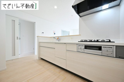 【キッチン】 | CRADLE GARDEN加須市南町第3　新築住宅 | ≪2号棟≫共働きでも無理なく使える効率的なレイアウト。夕食の準備も、家族の会話を楽しみながら進められる、心地よいキッチンです。
現地(2026年7月撮影)