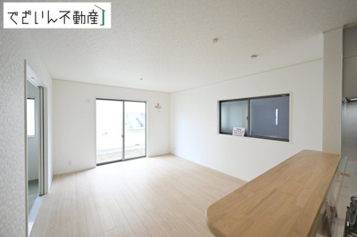 【居間・リビング】 | CRADLE GARDEN加須市南町第3　新築住宅 | ≪2号棟≫細部まで丁寧に仕上げられた内装が、日々の生活を豊かに彩ります。家族の思い出が増えていく場所に。
現地(2026年7月撮影)