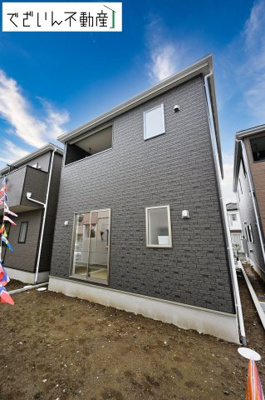 【外観】 | CRADLE GARDEN加須市南町第3　新築住宅 | ≪2号棟≫街並みに馴染む、シンプルで洗練された佇まい。暮らしにちょっとした遊び心を添えてくれるお家です。
現地(2026年7月撮影)
