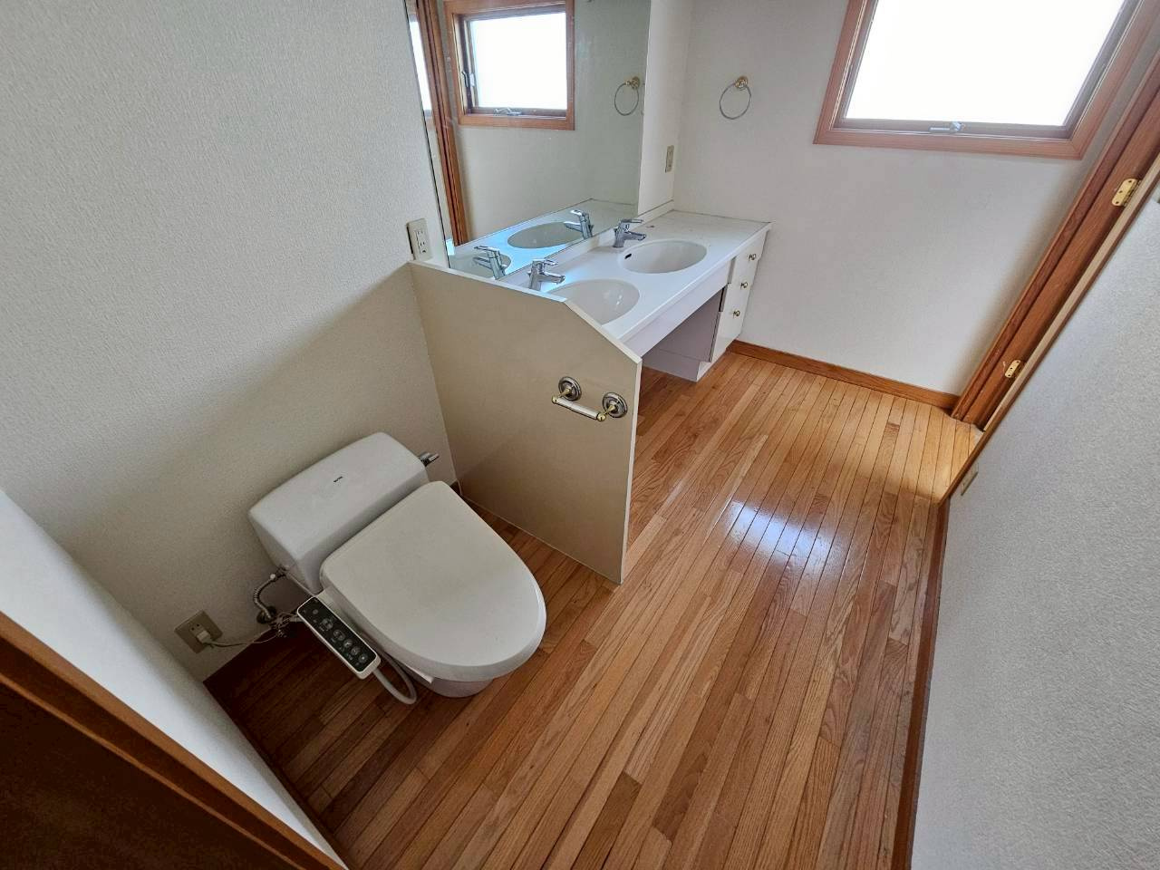 芦屋市翠ヶ丘町戸建のトイレ