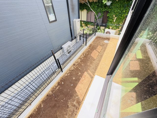 松戸市小金原８丁目新築戸建【貝の花小学校:徒歩2分】の庭|南側隣地境界スペース