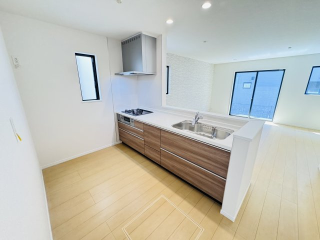 松戸市小金原８丁目新築戸建【貝の花小学校:徒歩2分】のキッチン|お手入れしやすいレンジフード・シンクの水栓には浄水器がついてます！