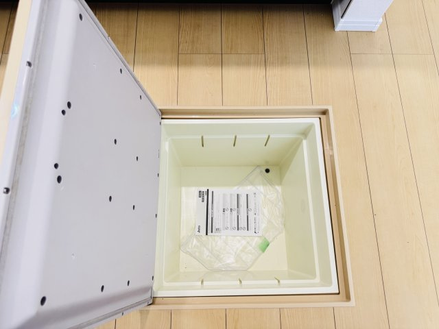 松戸市小金原８丁目新築戸建【貝の花小学校:徒歩2分】のキッチン|キッチン床下収納