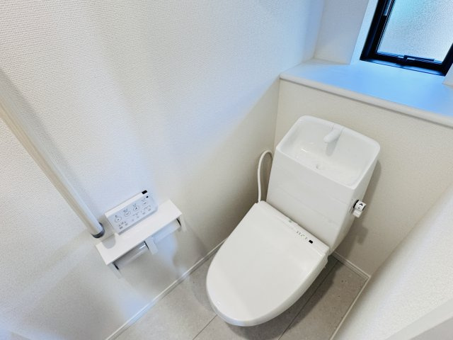 松戸市小金原８丁目新築戸建【貝の花小学校:徒歩2分】のトイレ|温水洗浄暖房便座つきトイレ
