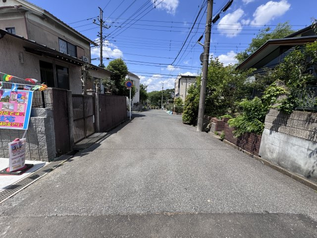 松戸市小金原８丁目新築戸建【貝の花小学校:徒歩2分】の前面道路含む現地写真|北側前面道路