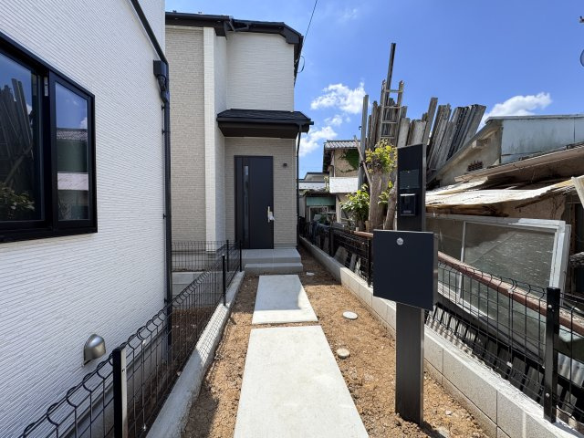 松戸市小金原８丁目新築戸建【貝の花小学校:徒歩2分】のエントランス|エントランス・玄関ポーチ