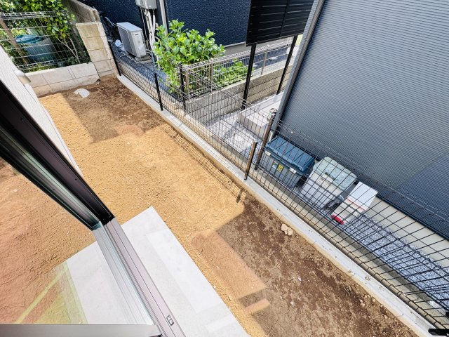 松戸市小金原８丁目新築戸建【貝の花小学校:徒歩2分】の庭|南側隣地境界スペース