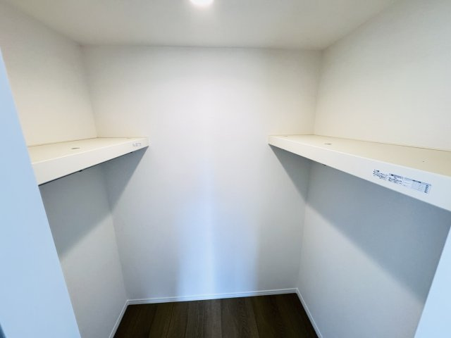 松戸市小金原８丁目新築戸建【貝の花小学校:徒歩2分】の収納|6.37帖寝室・ウォークインクローゼット
