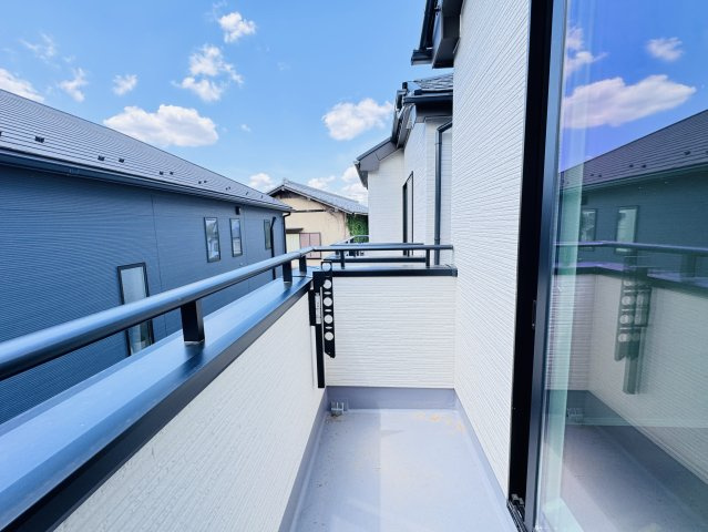 松戸市小金原８丁目新築戸建【貝の花小学校:徒歩2分】のバルコニー|寝室前南向きバルコニー・日当たり良好♪