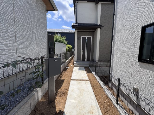 松戸市小金原８丁目新築戸建【貝の花小学校:徒歩2分】のエントランス|エントランス・玄関ポーチ