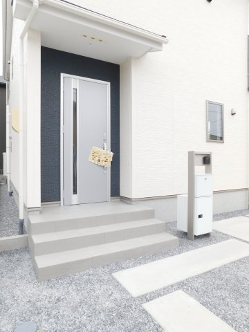 愛西市大井町浦田面の新築一戸建の玄関|◇宅配ＢＯＸ◇　　不在時でも荷物の受け取りができる宅配ＢＯＸ付きポスト！