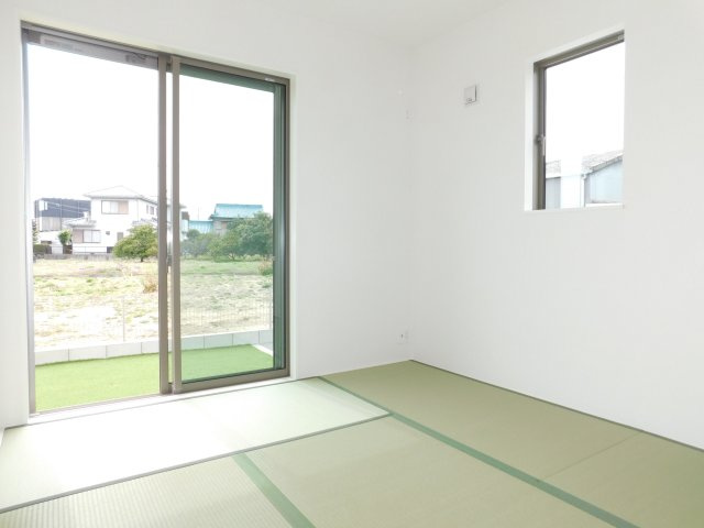 愛西市大井町浦田面の新築一戸建の和室|◇和室◇　　南面で明るい和室５．０帖　来客対応やお子様の遊びスペースなどにも利用できます！　全居室収納完備♪