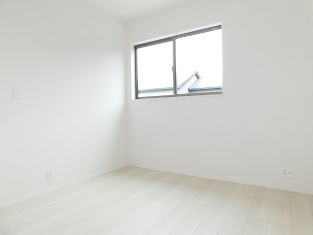 愛西市大井町浦田面の新築一戸建の洋室|◇洋室◇　　明るい洋室４．５帖　全居室収納完備♪