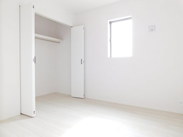 愛西市大井町浦田面の新築一戸建の洋室|◇洋室◇　　明るい洋室４．５帖　全居室収納完備♪