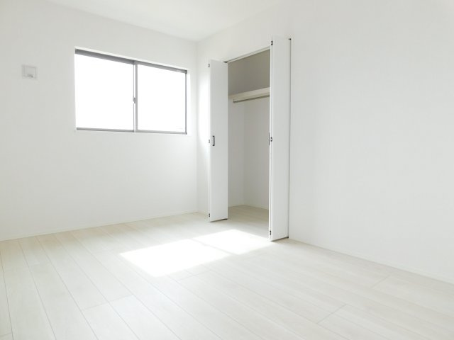 愛西市大井町浦田面の新築一戸建の洋室|◇洋室◇　　南面で明るい洋室６．０帖　全居室収納完備♪
