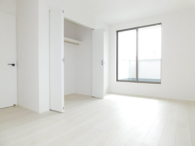 愛西市大井町浦田面の新築一戸建の洋室|◇洋室◇　　南面で明るい洋室６．０帖　全居室収納完備♪　バルコニー付き！