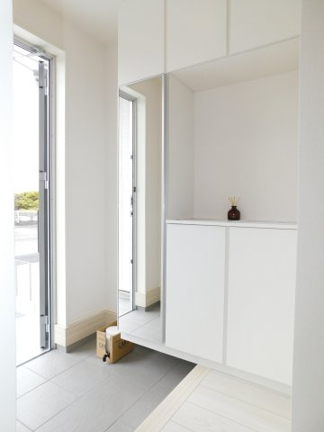 愛西市大井町浦田面の新築一戸建の玄関|◇玄関◇　　履物がしっかり収納できるミラー付きシューズ収納！　