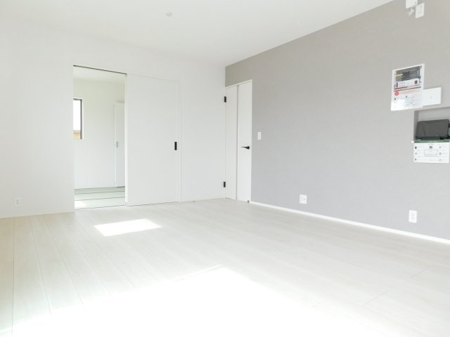 愛西市大井町浦田面の新築一戸建の居間・リビング|◇リビング◇　　明るいリビング１６．０帖　インテリアが映えるワイドリビング♪