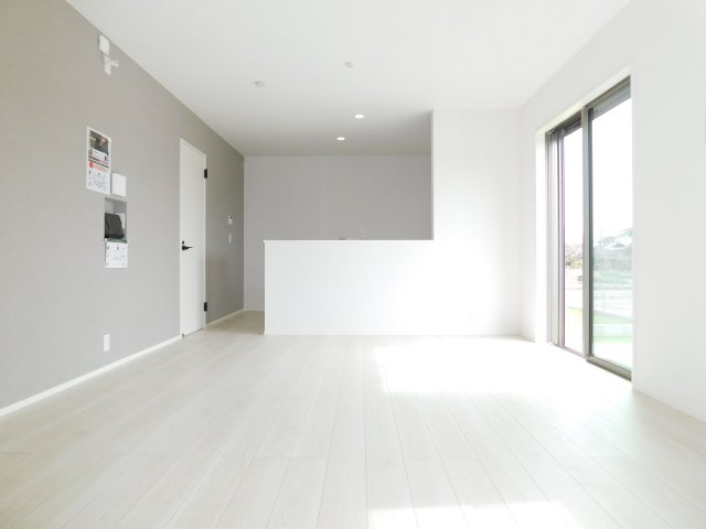 愛西市大井町浦田面の新築一戸建の居間・リビング|◇リビング◇　　明るいリビング１６．０帖　リビングや庭の様子が見渡せる対面キッチン♪