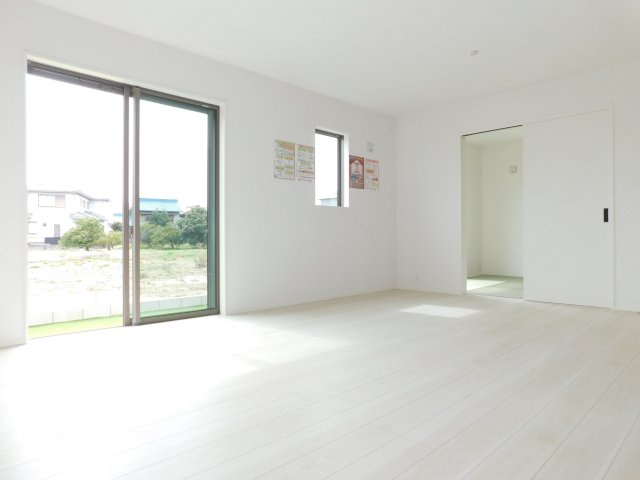 愛西市大井町浦田面の新築一戸建の居間・リビング|◇リビング◇　　明るいリビング１６．０帖　和室と続き間で２１．０帖の広々空間になります♪