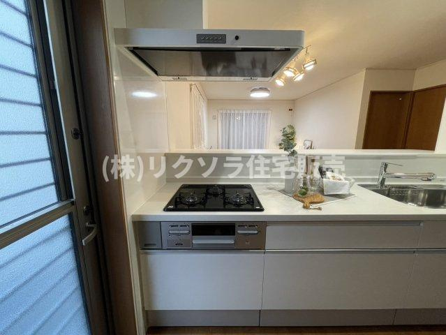 北中振4丁目　中古一戸建てのキッチン|ビルトイン3口コンロ
■物件内覧・資金計画相談・住宅ローン相談、リフォーム相談、お問合せ受付中■
※当日・翌日のご内覧、ご相談はお電話でのお問合せがスムーズです！