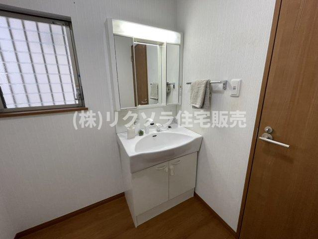 北中振4丁目　中古一戸建ての独立洗面台|三面鏡付き独立洗面台
■物件内覧・資金計画相談・住宅ローン相談、リフォーム相談、お問合せ受付中■
※当日・翌日のご内覧、ご相談はお電話でのお問合せがスムーズです！