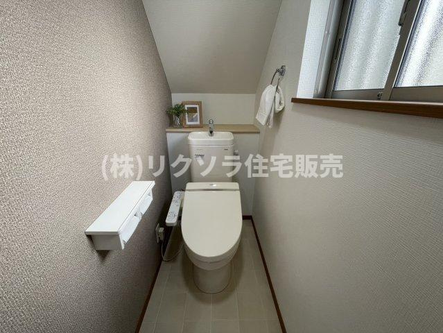 北中振4丁目　中古一戸建てのトイレ|温水洗浄便座付き
■物件内覧・資金計画相談・住宅ローン相談、リフォーム相談、お問合せ受付中■
※当日・翌日のご内覧、ご相談はお電話でのお問合せがスムーズです！