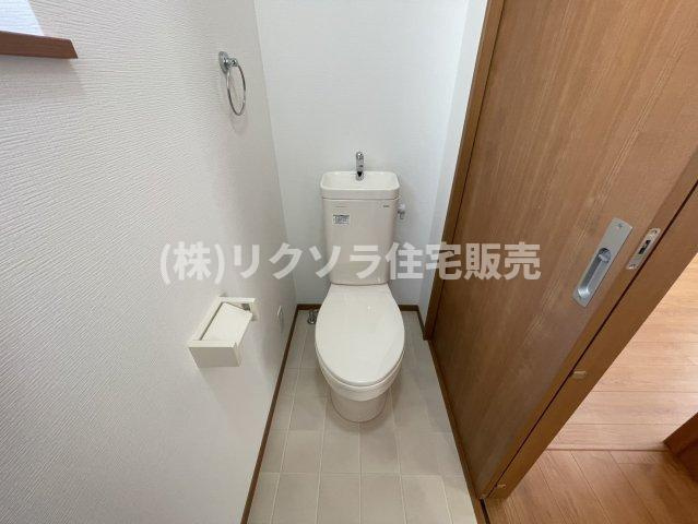 北中振4丁目　中古一戸建ての内装|2階トイレ
■物件内覧・資金計画相談・住宅ローン相談、リフォーム相談、お問合せ受付中■
※当日・翌日のご内覧、ご相談はお電話でのお問合せがスムーズです！