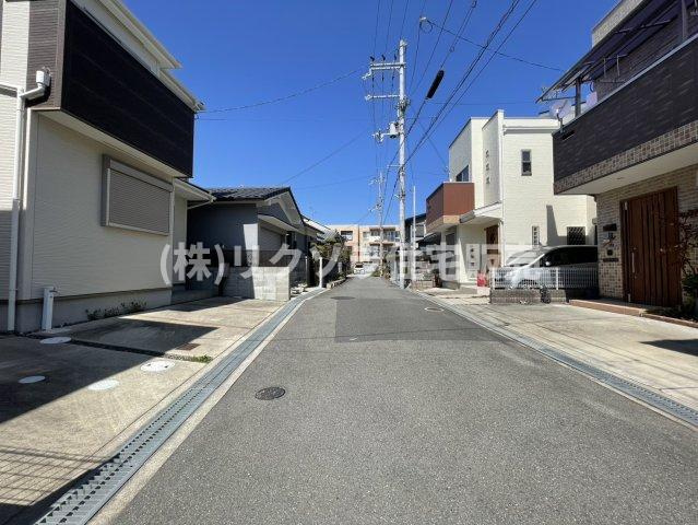 北中振4丁目　中古一戸建ての前面道路含む現地写真|前道　南　幅員4ｍ　東　幅員4ｍ
■物件内覧・資金計画相談・住宅ローン相談、リフォーム相談、お問合せ受付中■
※当日・翌日のご内覧、ご相談はお電話でのお問合せがスムーズです！