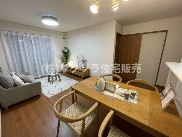 北中振4丁目　中古一戸建ての居間・リビング|LDK16.25帖
■物件内覧・資金計画相談・住宅ローン相談、リフォーム相談、お問合せ受付中■
※当日・翌日のご内覧、ご相談はお電話でのお問合せがスムーズです！