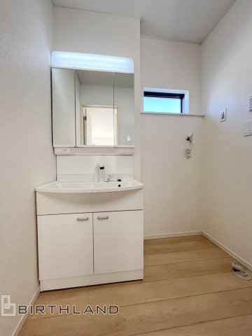 新築戸建・新築建売　福島市南沢又第20　清水小・清水中の独立洗面台|三面鏡洗面台で朝の身支度もしやすい＆収納力も◎洗面台に物を置かずすっきり清潔に保つことができます！