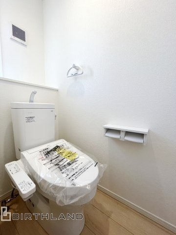 新築戸建・新築建売　福島市南沢又第20　清水小・清水中のトイレ|白を基調としており小窓で換気ができるので清潔感のある空間。ペーパーホルダーが2つあるのも便利です！