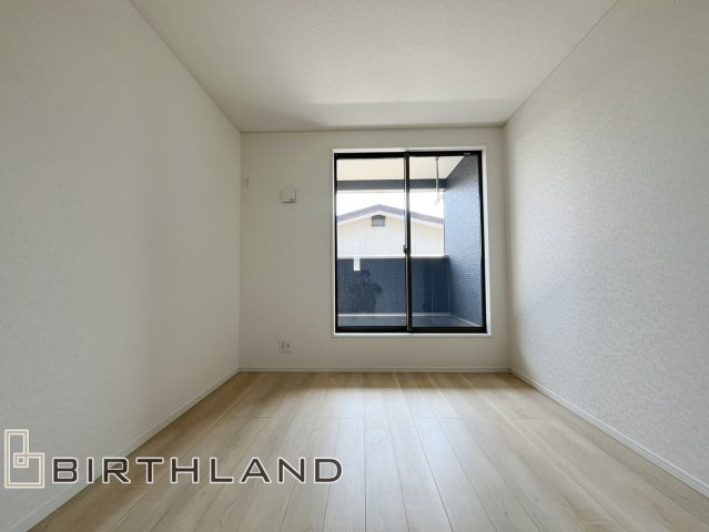 新築戸建・新築建売　福島市南沢又第20　清水小・清水中の洋室|バルコニーに面しており南側の窓から太陽の日差しが入る明るいお部屋です！
