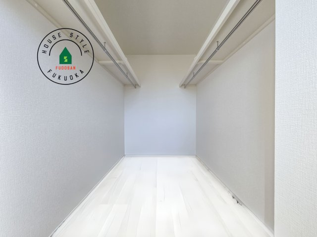 福岡市南区若久5丁目第5-1棟（1号棟）の内観：施工例|洋服や大きな荷物が多い方や人数の多いご家族などは、一般的なクローゼットよりもウォークインクローゼットのほうが使い勝手が良いです。
