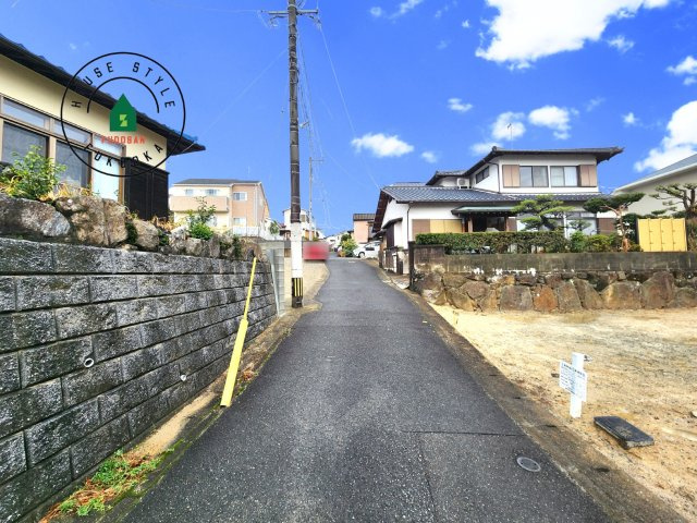 福岡市南区若久5丁目第5-1棟（1号棟）の前面道路含む現地写真|前面道路は閑静な住宅地をはしる車通りの少ない道路。お車の出し入れが苦手なママや小さなお子様にも安心ですね。しっかり舗装もされているので、ベビーカーや自転車で通っても快適に通行できます。
