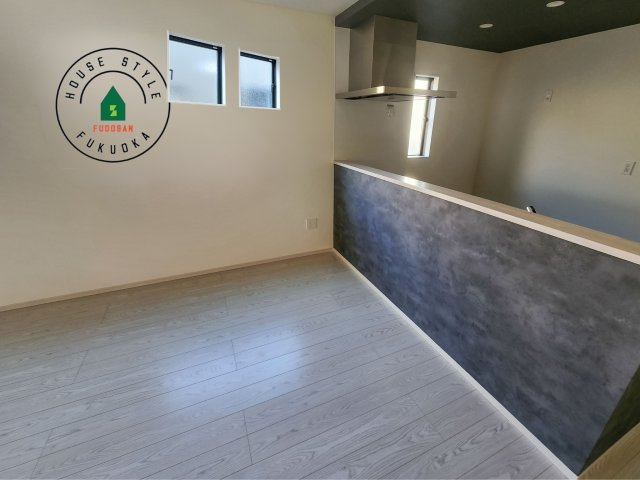 福岡市南区若久5丁目第5-1棟（1号棟）の内観：施工例|ダイニングテーブルへの配膳がラクラク、お料理はかどるカウンター付きシステムキッチン！