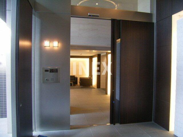 横浜市中区初音町３丁目の賃貸マンションのエントランス