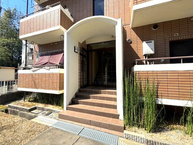 クローバーハイツ喜志のエントランス