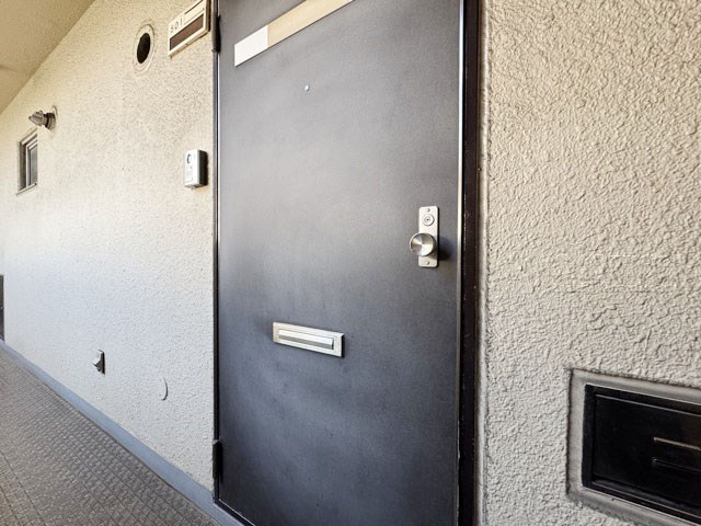【その他共用部分】 | ライオンズマンション東神田 | 皆様をお迎えする、お部屋の玄関ドア。開けやすさや開放角度、ドアノブの操作しやすさや鍵の形状などを、現地で一度ご確認ください。～即日のご見学可能～　お問合せはお気軽にどうぞ。