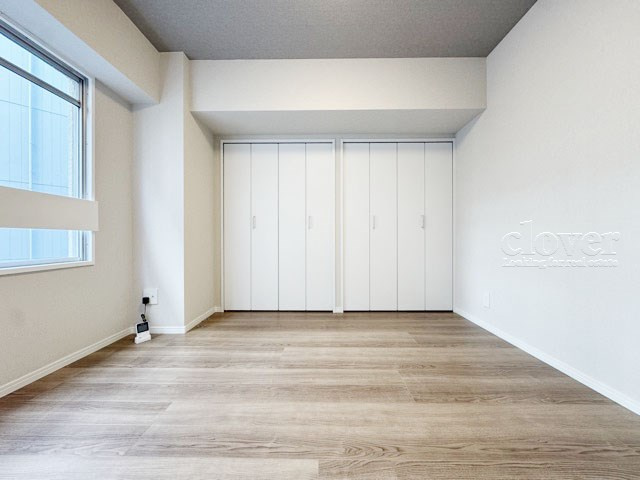 【子供部屋】 | ライオンズマンション東神田 | 窓から明るい光が差し込む洋室。ベッドを置いて個人居室にする場合は、多くの時間を過ごすことになる空間です。使い勝手や落ち着きを想像してください。～即日のご見学可能～　お問合せはお気軽にどうぞ。