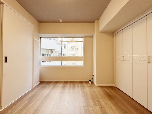 【寝室】 | ライオンズマンション東神田 | 収納スペースを備えた洋室。現地をご覧になった際には、部屋の大きさのほか、収納部分のサイズなどもご確認ください。～即日のご見学可能～　お問合せはお気軽にどうぞ。
